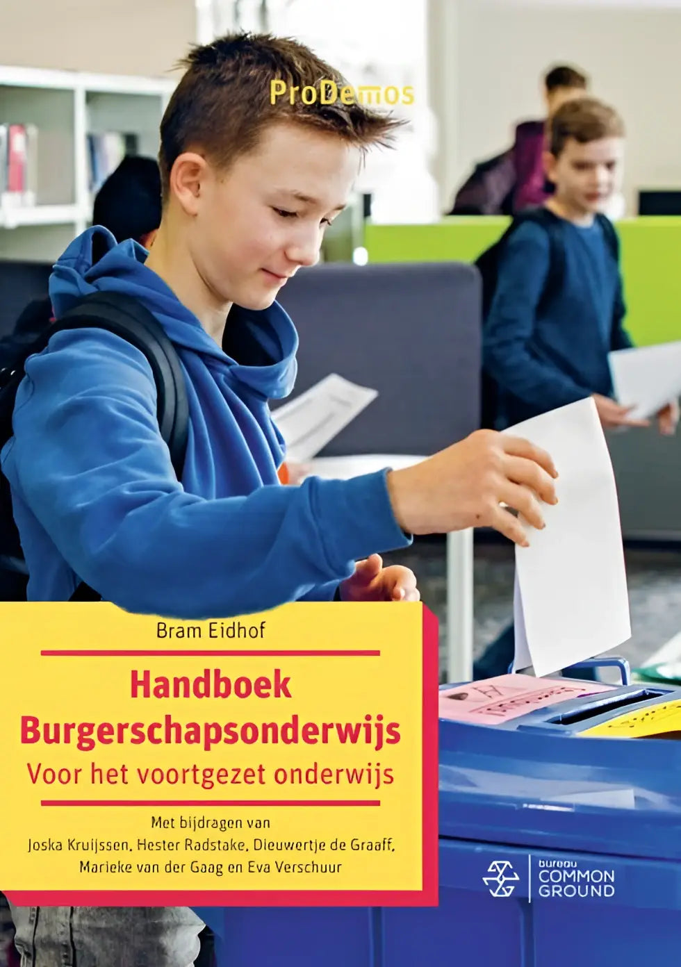 Jongens blauw hoodie gedragen voor voortgezet onderwijs met focus op handboek burgerschapsonderwijs