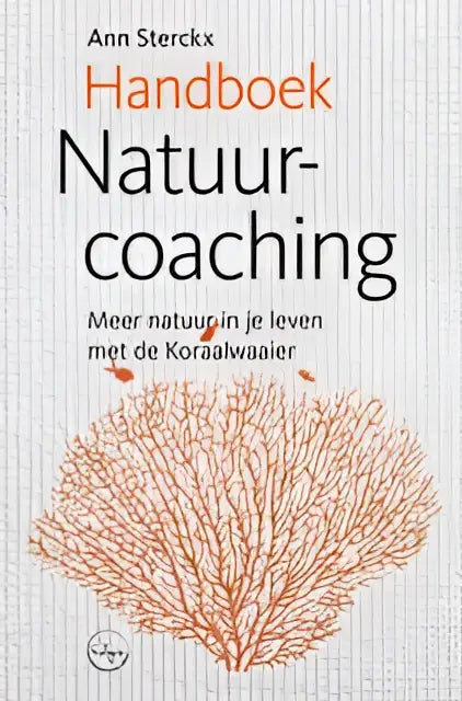 Het handboek natuurcoaching heeft een off-white textuur met zwarte en oranje letters en perzikkleurige koraalillustratie