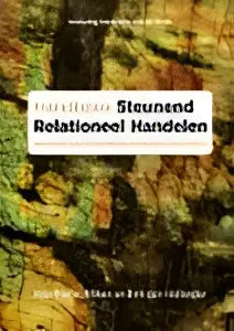 De cover van het handboek steunend relationeel handelen toont een aardse, getextureerde ontwerp in bruin en groen tinten