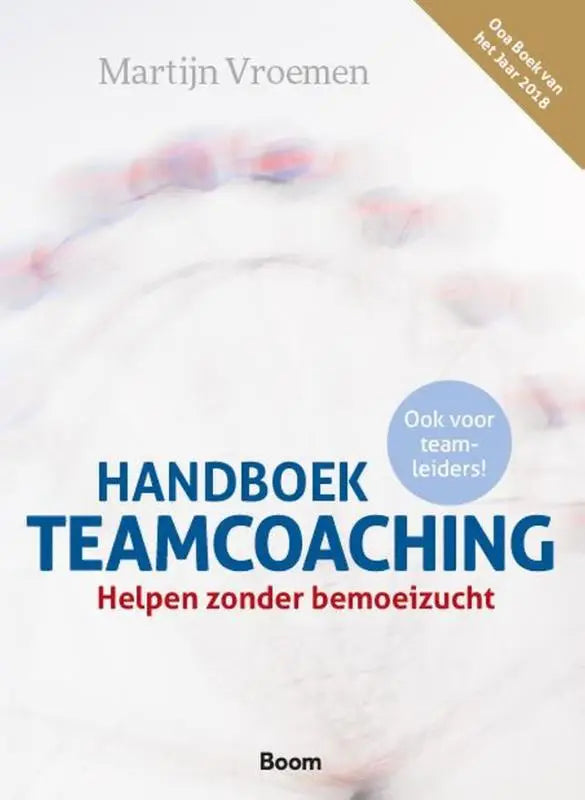 De handboek teamcoaching boekcover toont de titel in blauw en rood met een witte gebreide achtergrond met roze accenten