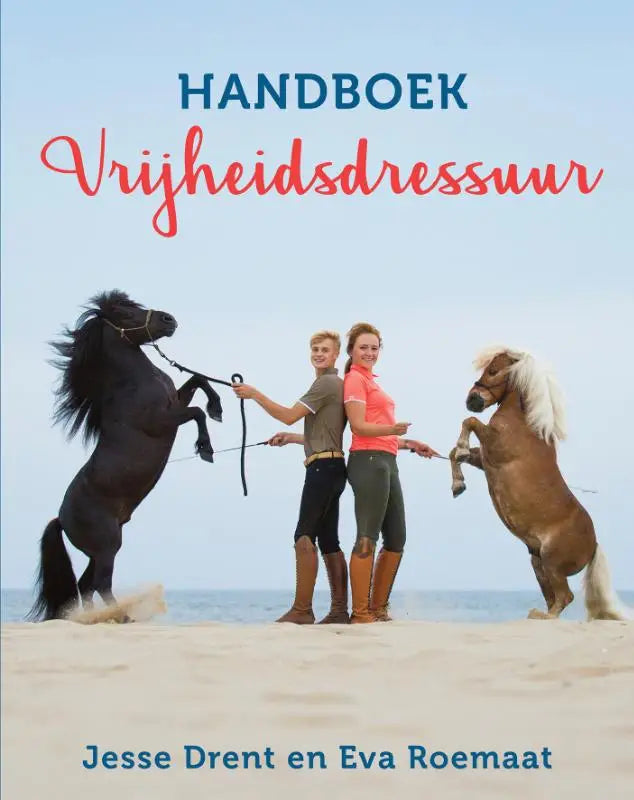 De cover van het handboek vrijheidsdressuur toont twee vrouwen in rijoutfit tussen een zwarte en een lichte paarden