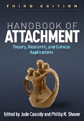 De handbook of attachment met een goudkleurige, complex ontworpen ring met een getextureerd oppervlak en gedetailleerde band