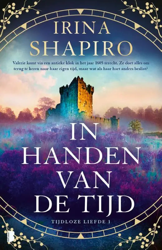 De boekcover toont een middeleeuws stenen kasteel verlicht door warm goud licht en valerie komt via een antieke klok in 1605 terecht