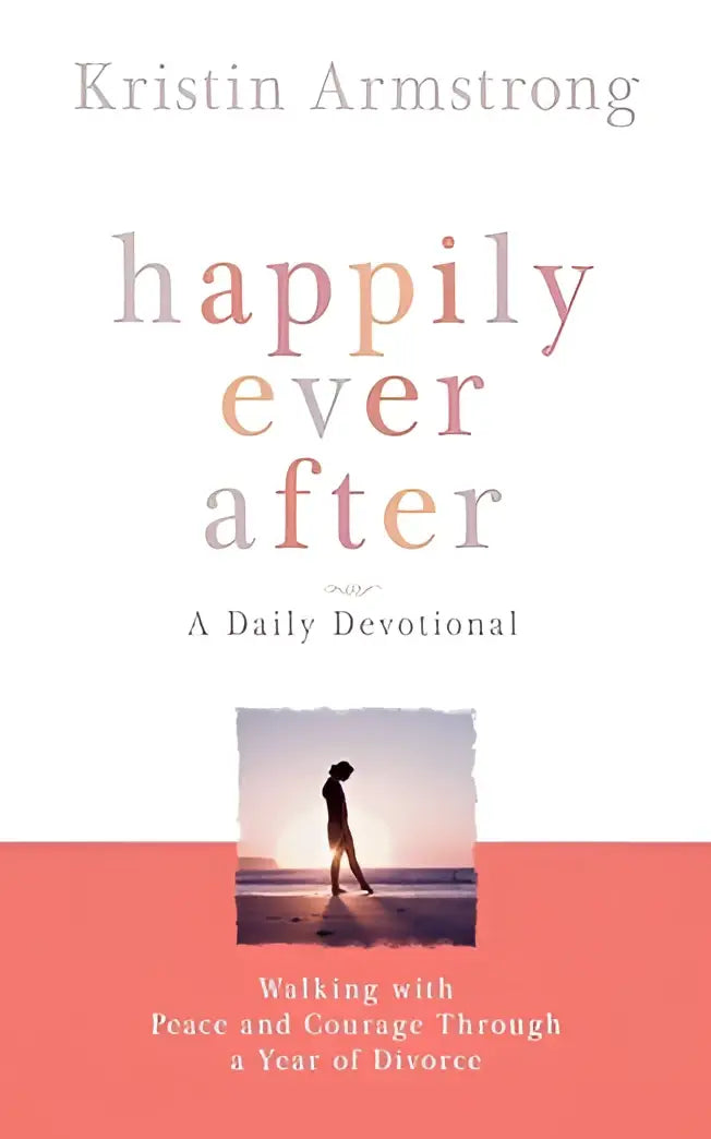 De boekomslag toont happily ever after een dagelijkse devotie van Kristin Armstrong met een persoon op het strand bij zonsondergang