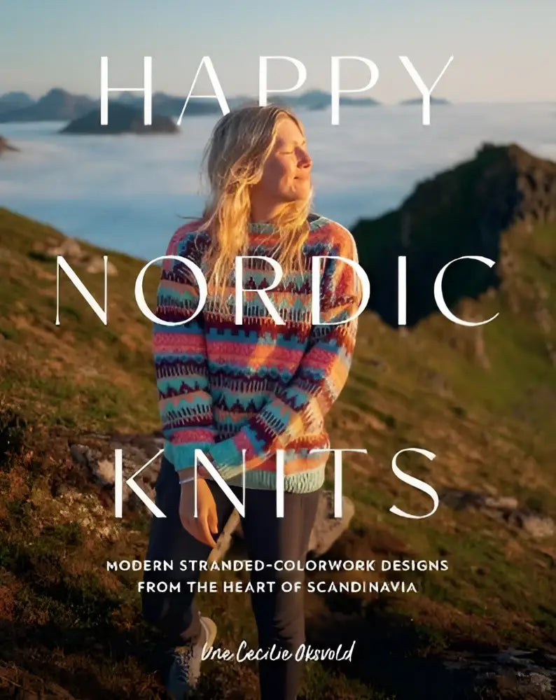 Een vrouw draagt een kleurrijke gebreide trui met horizontale strepen in roze, blauw, oranje en groen uit designs from the heart of scandinavia