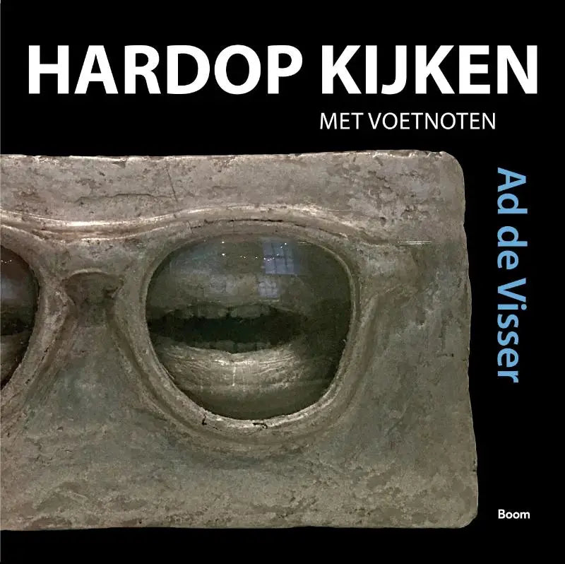 Een verweerde metalen sculptuur van een bril met twee ronde glazen passend bij hardop kijken met voetnoten