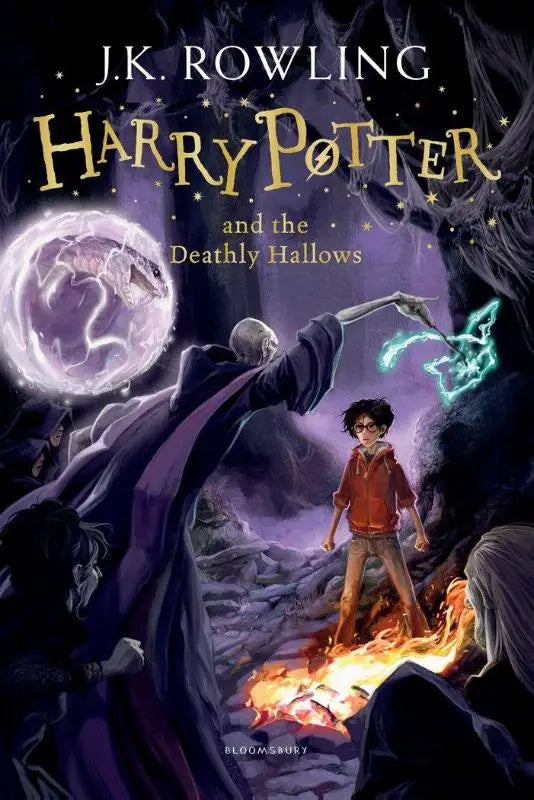 De cover van het boek harry potter en de dooddoeners hallows toont een dramatische illustratie met donkere paarse en oranje tinten tegen een sterrenhemel bij de magische school