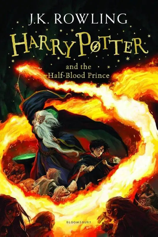 De cover van harry potter and the half-blood prince toont dumbledore in donkere gewaden met vurige oranje vlammen in de magische school