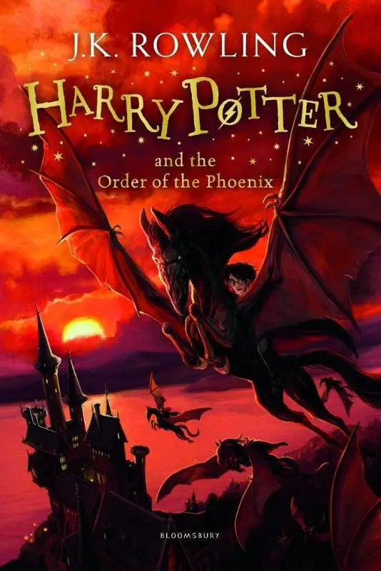 Cover van harry potter and the order of the phoenix boek met dramatische illustratie in donkerrood en oranje bij magische school