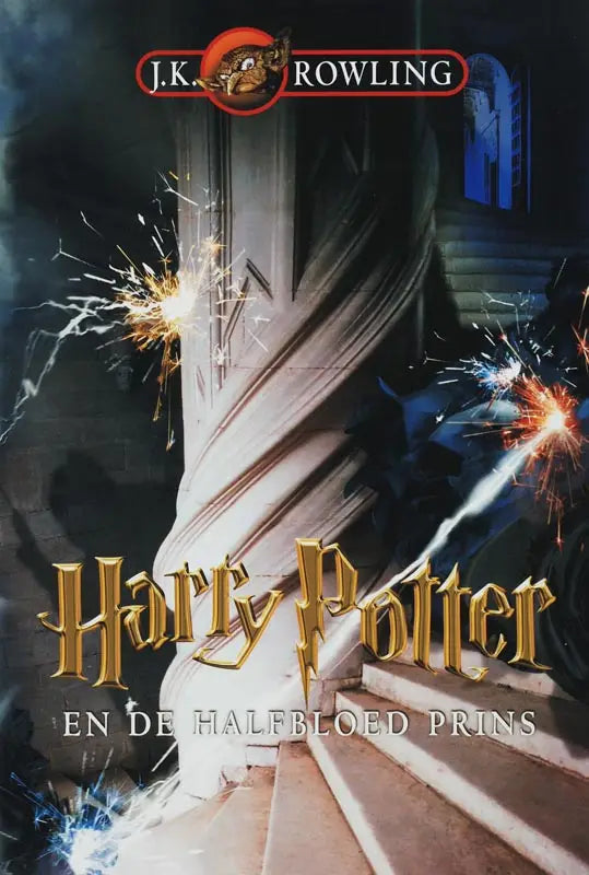 Harry potter en de halfbloed prins hardcover boek met goudfolie titel en magische vonken op donkere stenen trap cover