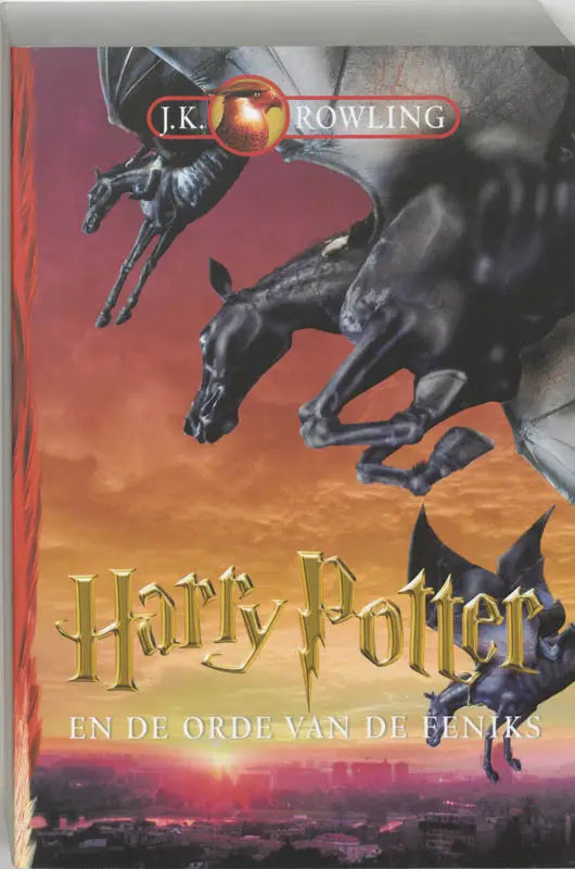 De cover van harry potter en de orde van de feniks met zwarte vliegende paarden tegen oranje zonsondergang