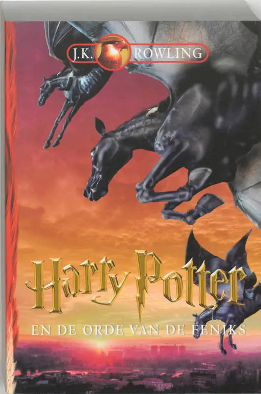 Hardcover harry potter boek met oranje en rode zonsondergang en zwarte vliegende paarden boven titel en naam auteur