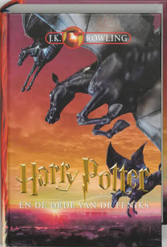 Hardcover harry potter boek met levendige omslag met zwarte vliegende paarden tegen oranje en rode zonsondergang