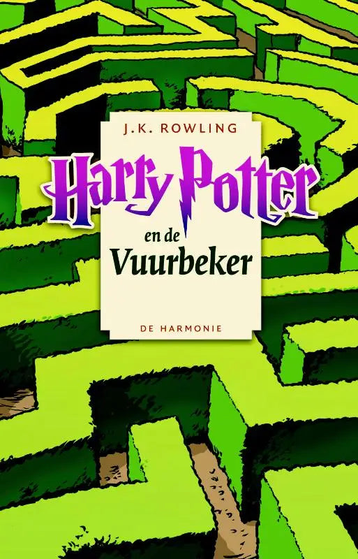 De boekcover van harry potter en de vuurbeker toont de titel in paarse en zwarte letters op een groene doolhofachtergrond
