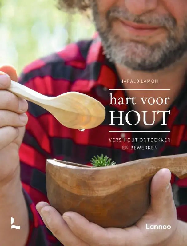Lichte houten lepel met gladde ronde kom en handvat van vers hout in hart voor hout collectie door harald lamon
