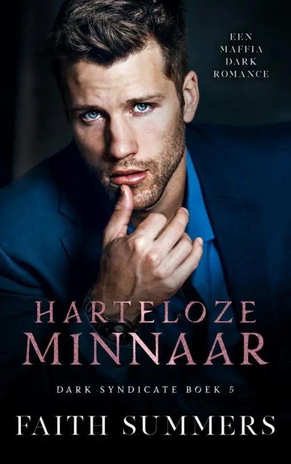 Donkere blauwe blazer harteloze minnaar gedragen door man met lichte ogen en stoppelbaard vingers bij lippen