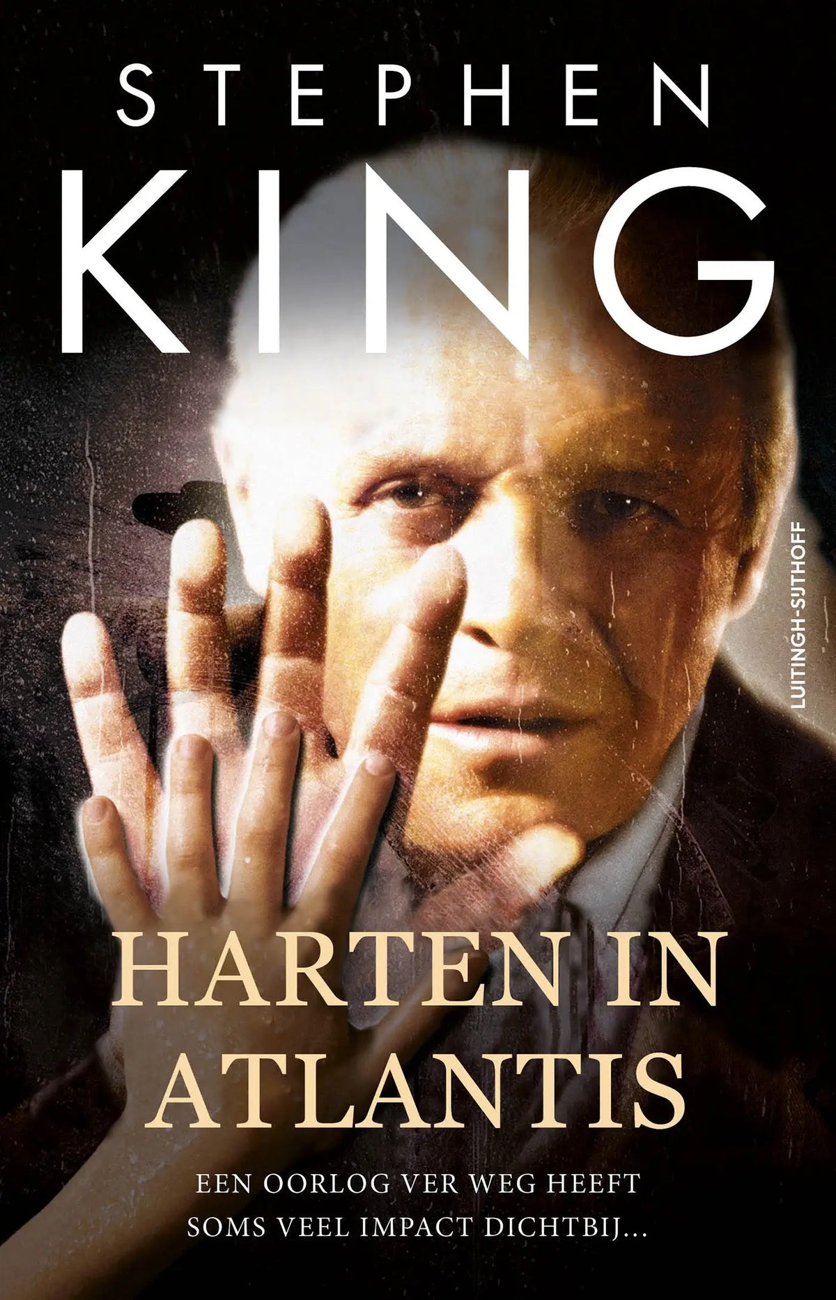 Harten in Atlantis boek cover met donkere afbeelding van Stephen King hand tegen glas voor spannende boeken algemeen