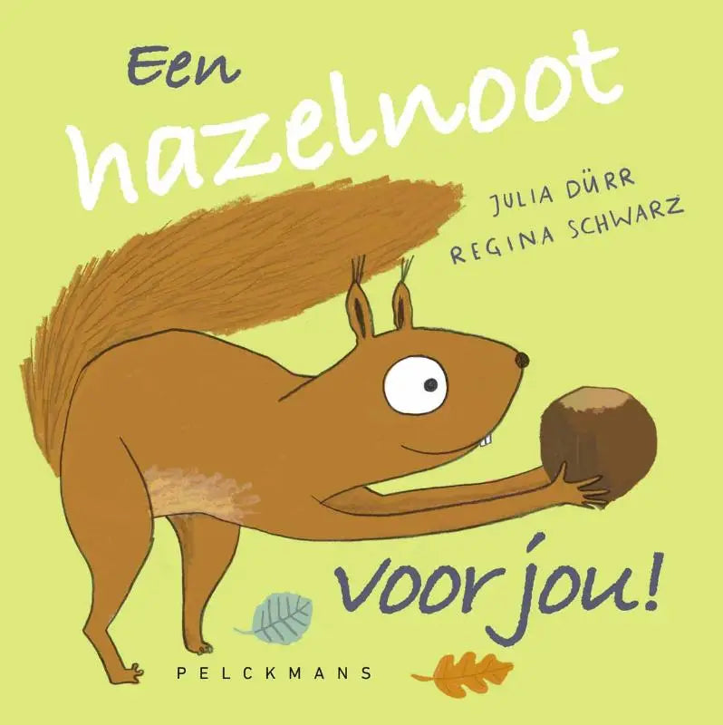 Een hazelnoot voor jou toont een charmante bruin getekende eekhoorn met pluizige staart die een hazelnoot vasthoudt voor jonge lezers