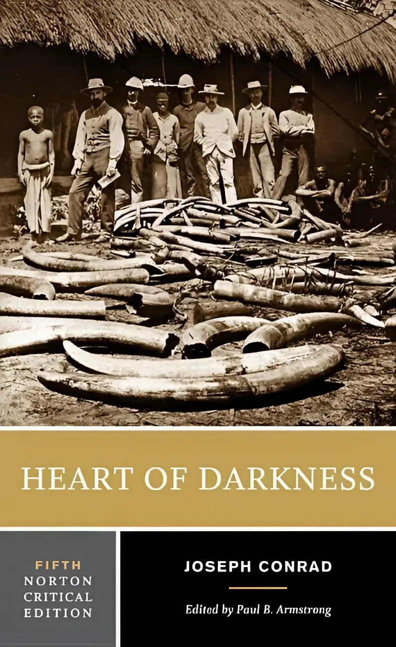 De boekcover van heart of darkness door joseph conrad in een norton critical edition met olijfgroene achtergrond en zwart-wit foto