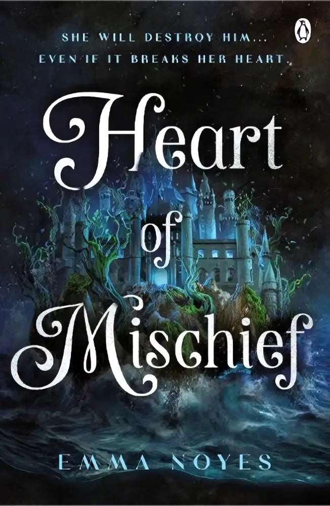 De boekomslag van heart of mischief door emma noyes toont een donker gotisch kasteel met groene wijnstokken en blauw water penguin books ltd