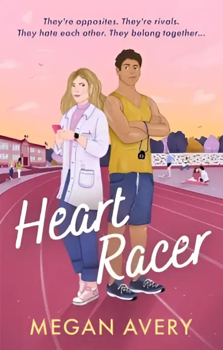 Het boek Heart Racer van Megan Avery toont twee personages op een baan tegen een roze oranje lucht als thema maar wanneer momenten
