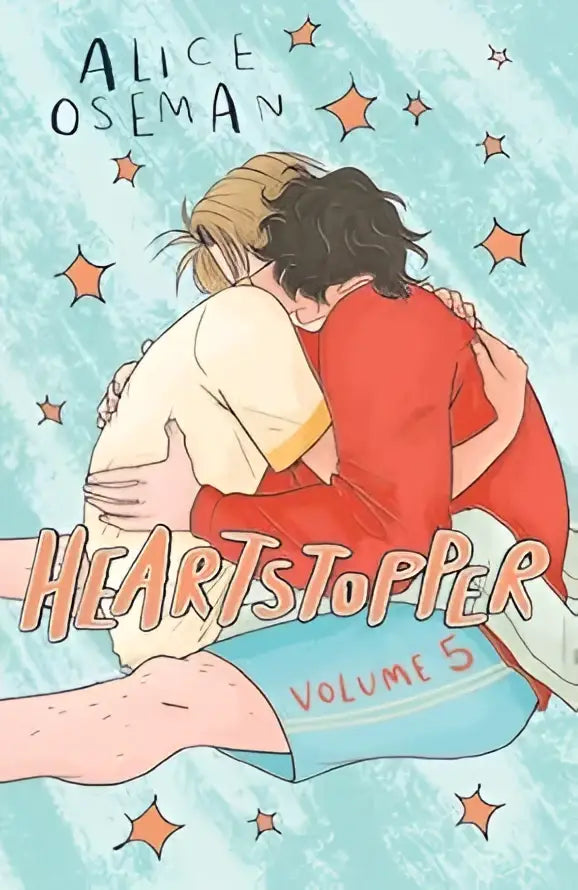 De cover van heartstopper volume 5 door alice oseman toont twee personages in een warme omhelzing met oranje sterren op een blauwe achtergrond in een lgbtq+ graphic novel