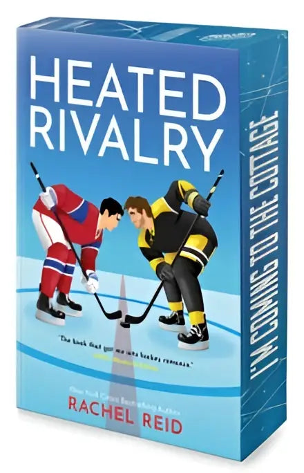 Blauw boekomslag heated rivalry deluxe limited met twee ijshockeyspelers in rood en zwart nu streamend op crave en hbo max