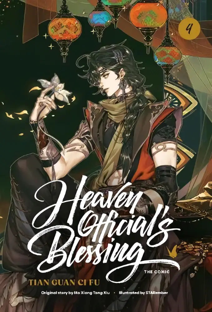 De cover van heaven official’s blessing the comic volume 4 toont een geïllustreerd personage in donkerrode en bruine kleding