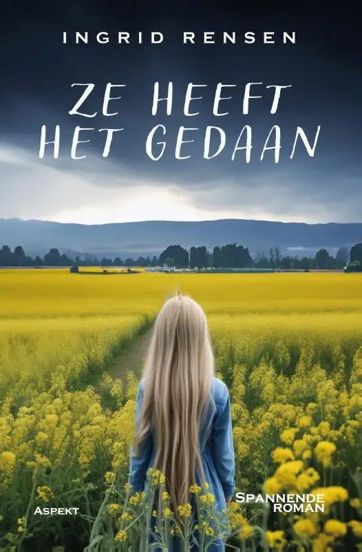 Vrouw met lang blond haar in blauwe spijkerjurk staat in veld met gele bloemen voor ze heeft het gedaan
