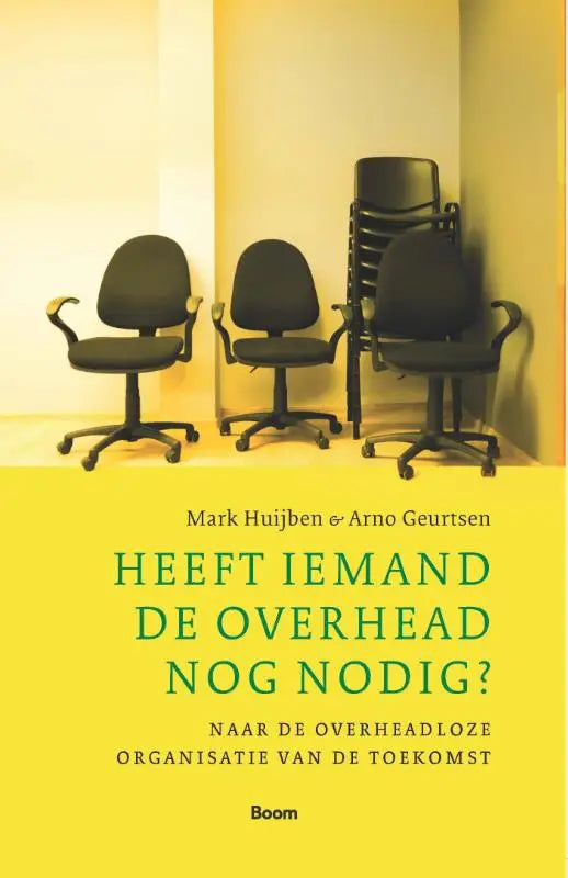De boekomslag heeft een geel achtergrond met groene tekst en stapels zwarte bureaustoelen voor beige muren voor overheadloze organisatie