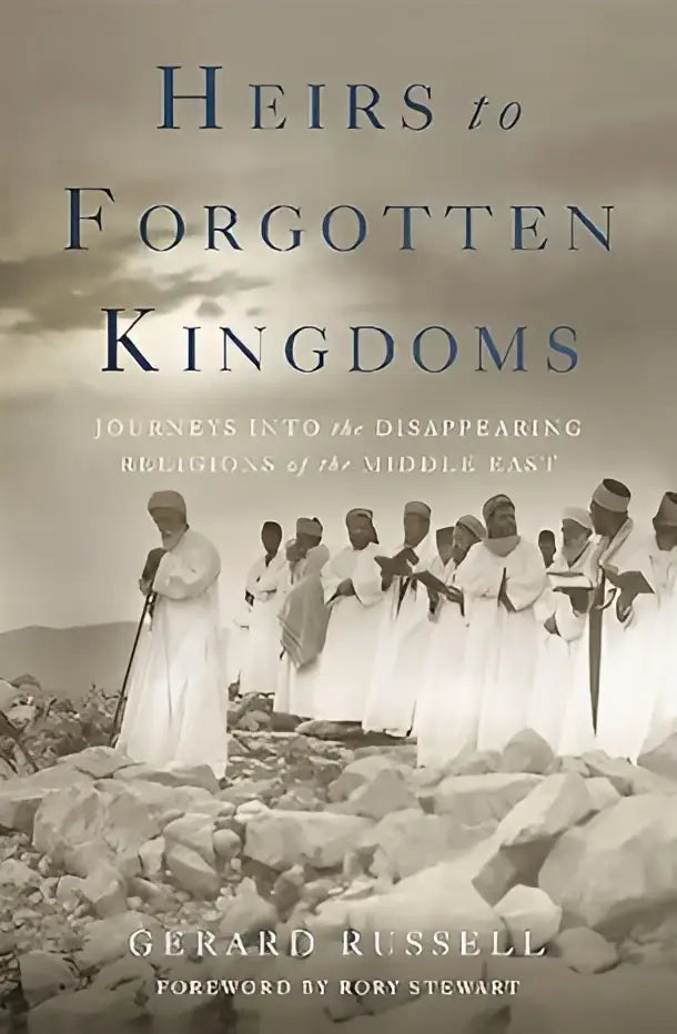 De boekcover van heirs to forgotten kingdoms toont de titel en de auteur gerard russell op een neutrale achtergrond