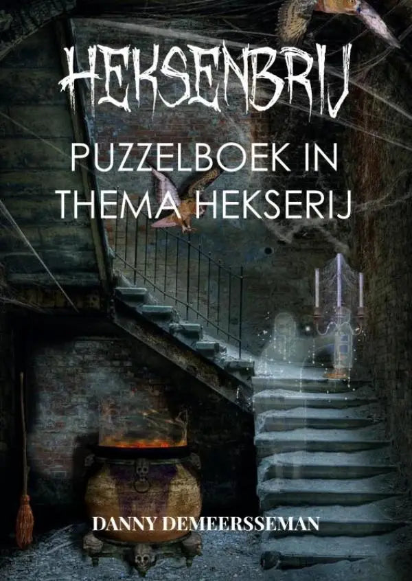 De cover van het puzzelboek heksenbrij toont een donkere sfeer met spinnenwebben en spookachtige figuren in thema hekserij