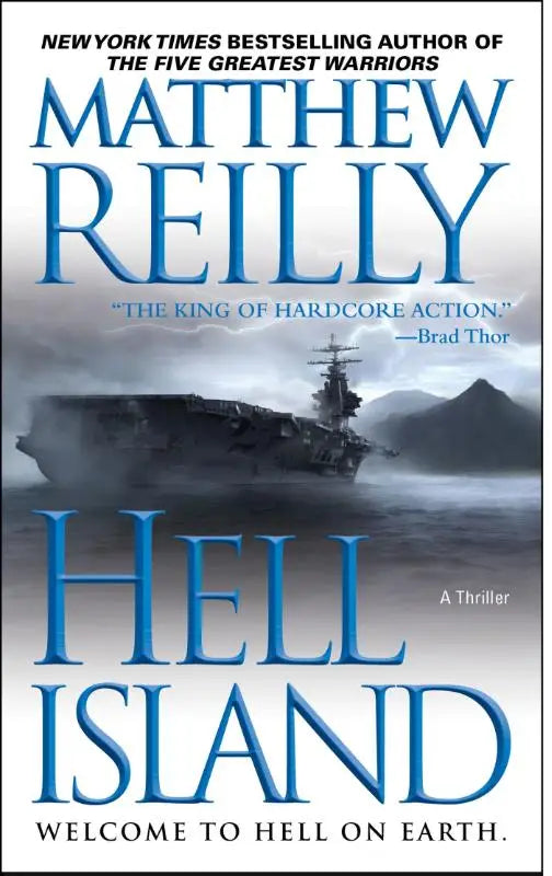 Cover van thrillerroman hell island met blauwe titel en donker marineschip tegen stormachtige zeeën