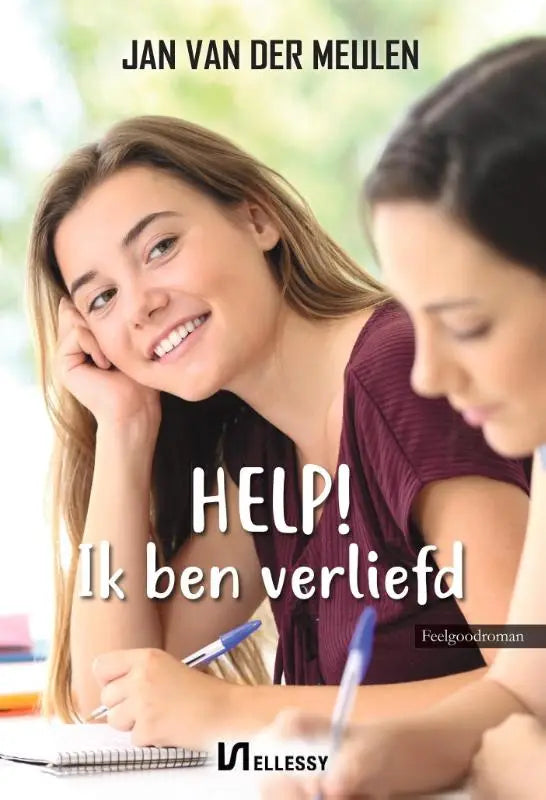 The book cover help ik ben verliefd shows a smiling young woman in a maroon top resting her head on her hand at a desk