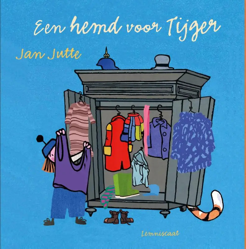 Een vrolijke kinderboekenkaft van jan jutte met een oranje-witte gestreepte tijgerstaart achter een grijze houten kast