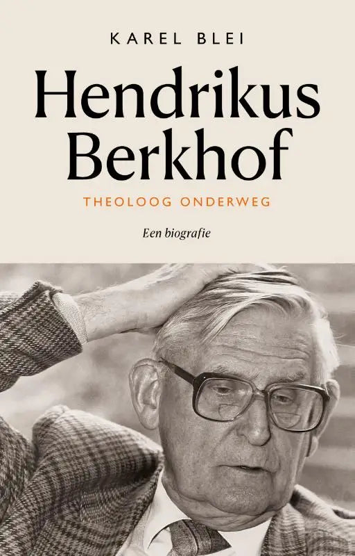 Zwart-wit portretboekcover van hendrikus berkhof met man in bril en tweedjas voor theoloog onderweg