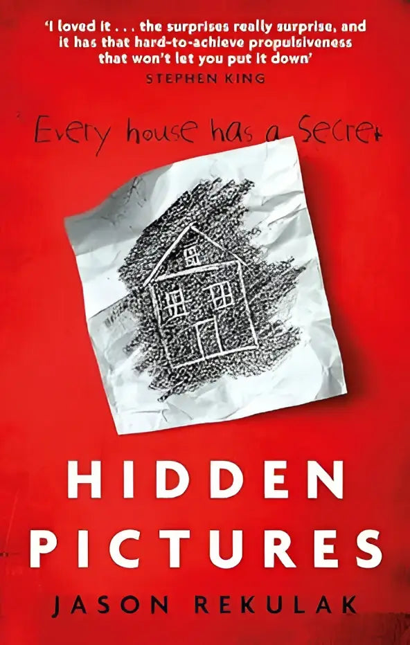 De boekcover van hidden pictures toont een zwartwit schets van een huis op gekreukeld papier met een rode achtergrond en het boldest double twist van the year volgens the times