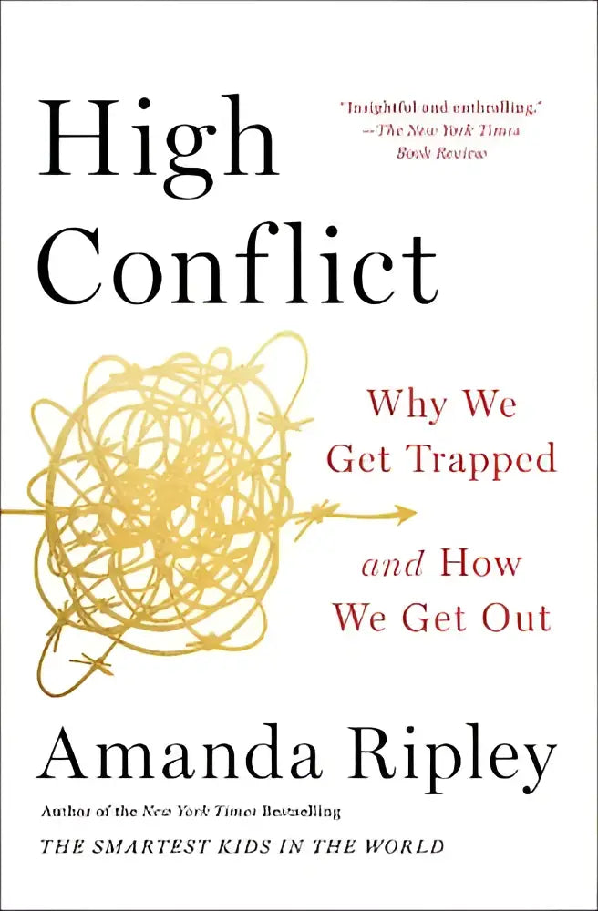 De boekomslag van high conflict van amanda ripley toont een wit vlak met zwarte letters over vastzitten en hoe eruit komen bij hoog conflict