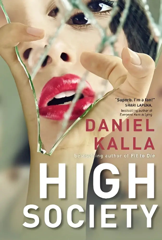 De boekomslag van high society door daniel kalla toont een vrouw met rode lippen achter gebroken glas
