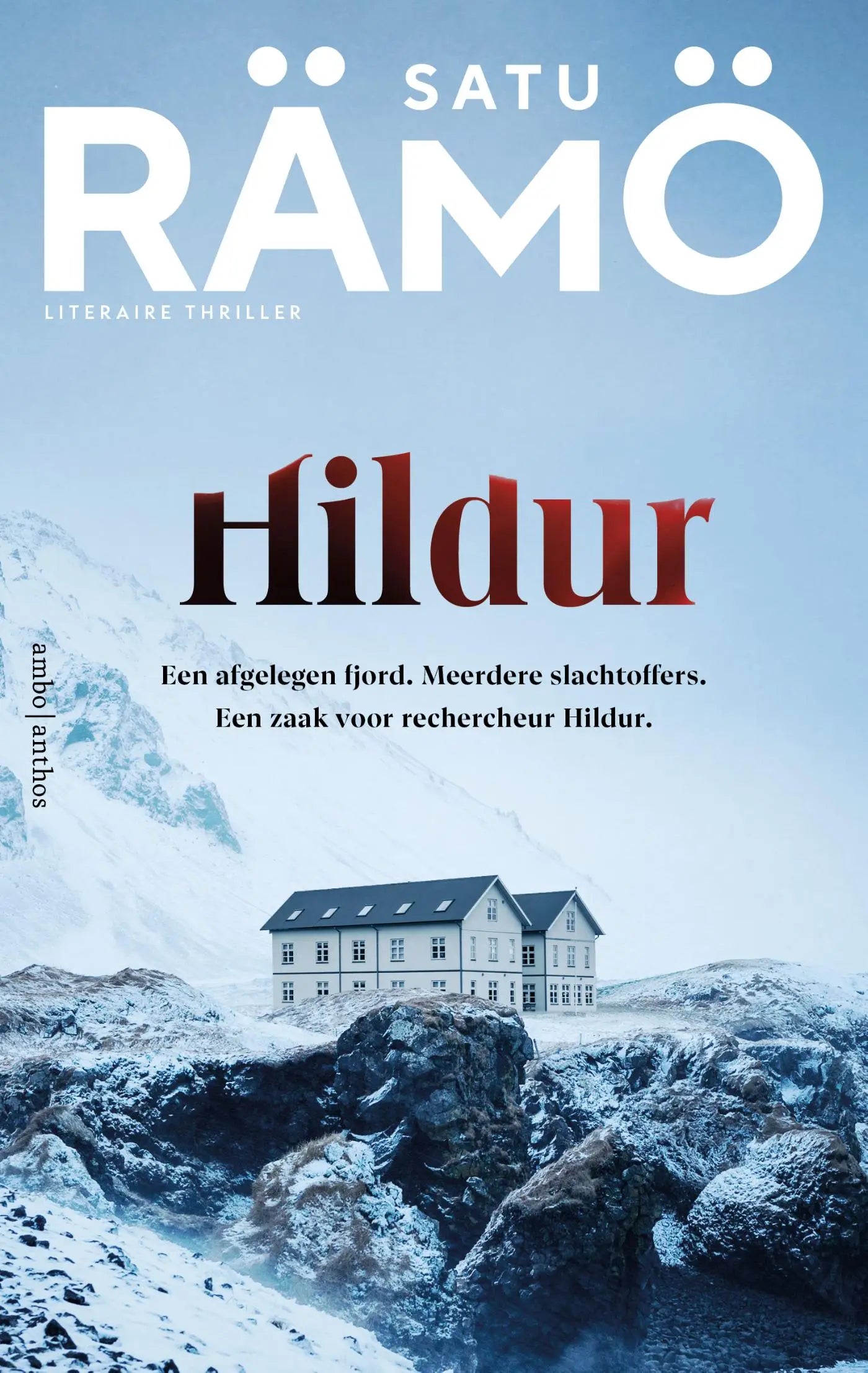 Witte woning met donker dak op besneeuwde kliffen boven een fjord in product hildur