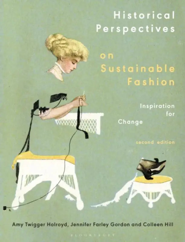De boekomslag toont een vintage illustratie van een vrouw die aan een naaimachine werkt als inspiratie voor verandering in duurzame mode