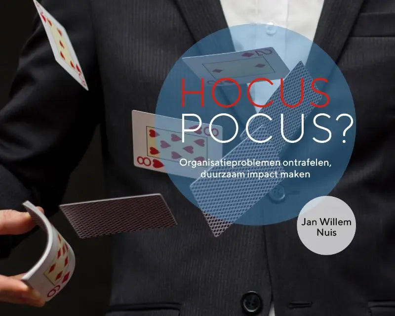 Boekcover van hocus pocus met titel in rood en wit en subtitel over organisatieproblemen ontrafelen en duurzaam impact maken