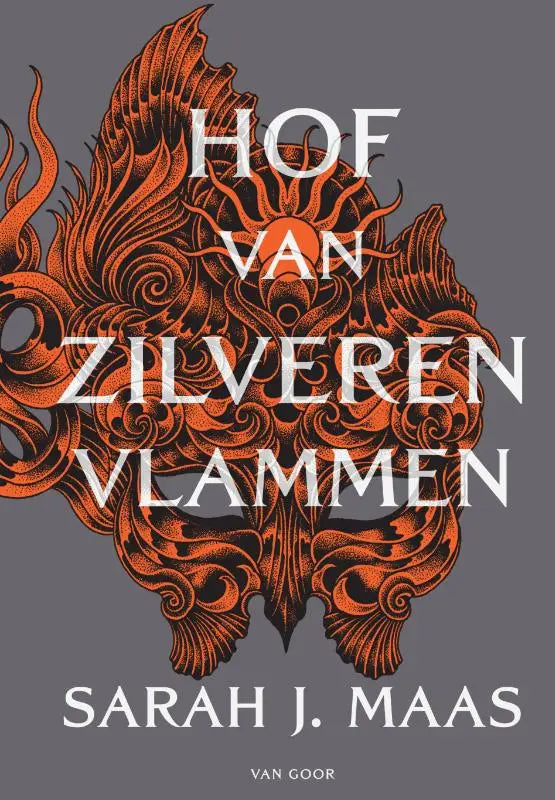 De boekcover van hof van zilveren vlammen toont een oranje zwarte vleugelachtige figuur met ingewikkelde patronen