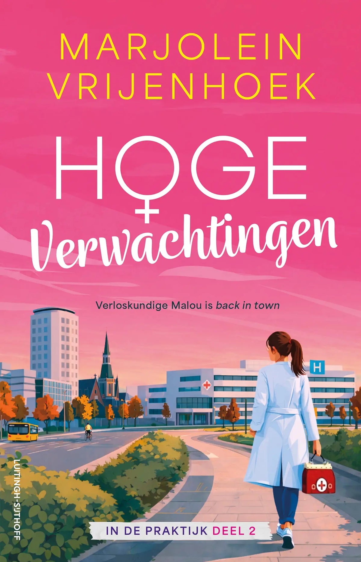 Pink boekomslag hoge verwachtingen door marjolein vrijenhoeck met illustratie vrouw in blauw jas bij ziekenhuis