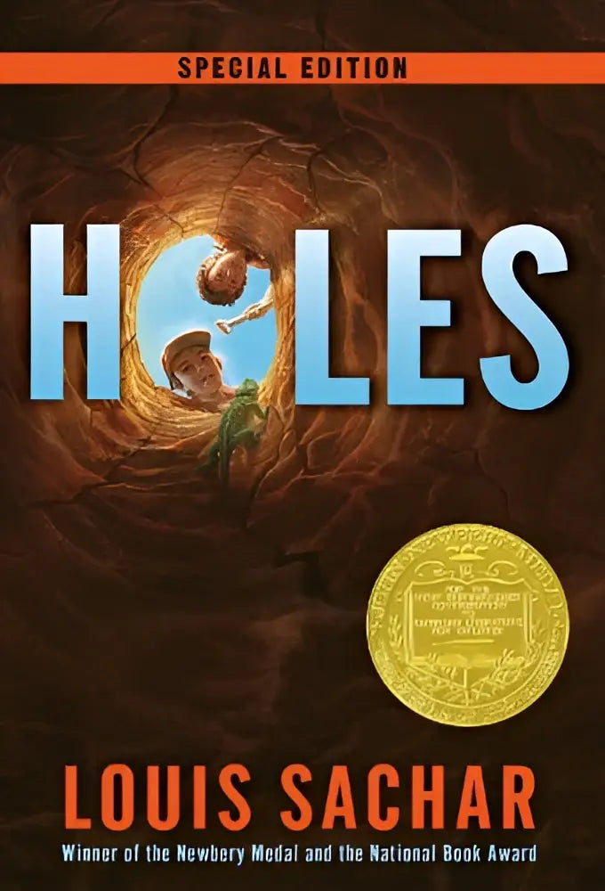 De speciale editie van het boek Holes van Louis Sachar met een gouden Newbery-medaille op de omslag