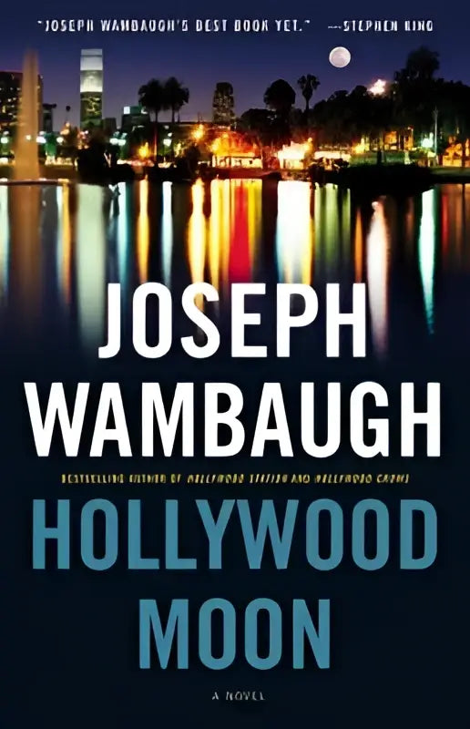 De omslag van het boek hollywood moon van joseph wambaugh toont een nachtelijk stadsgezicht met een wassende maan erboven