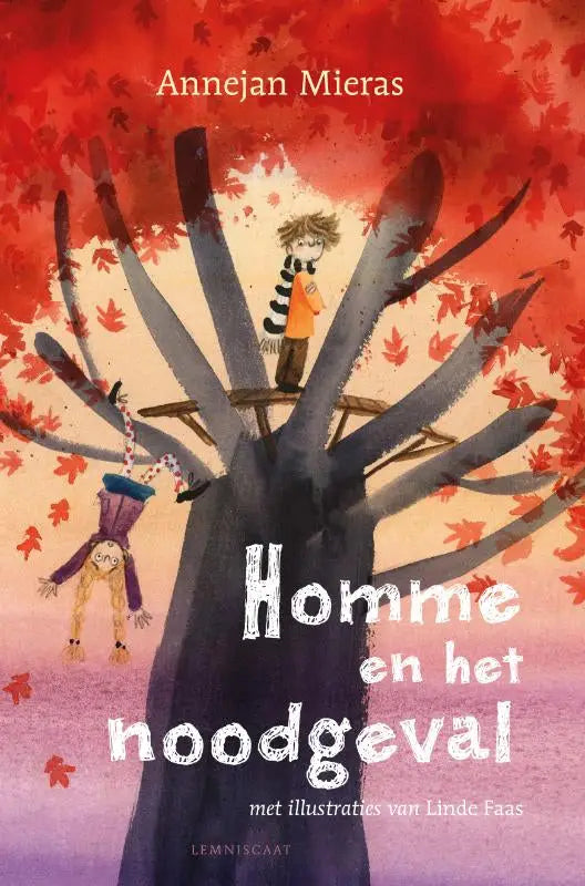 Kinderboekcover homme en het noodgeval van annejan mieras met illustratie van twee figuren in grote boom met herfstbladeren