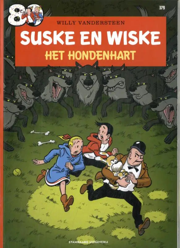 De cover van het comic boek suske en wiske het hondenhart door willy vandersteen toont drie personages die vluchten over groen gras in strips algemeen