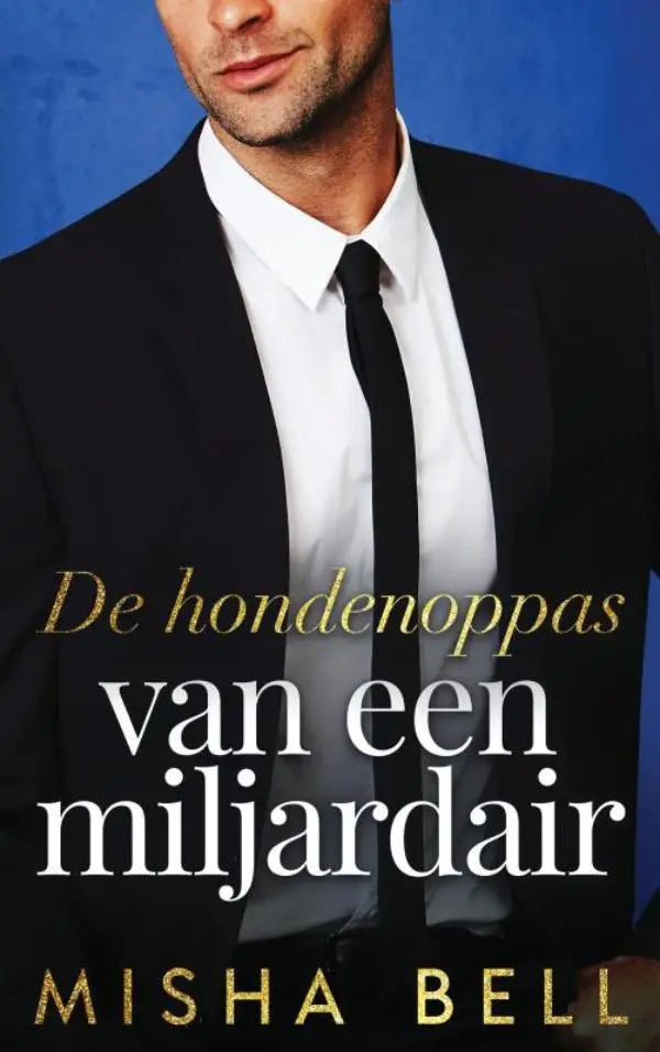 Man in een zwart pak en witte blouse met zwarte stropdas tegen blauwe achtergrond voor de hondenoppas van een miljardair