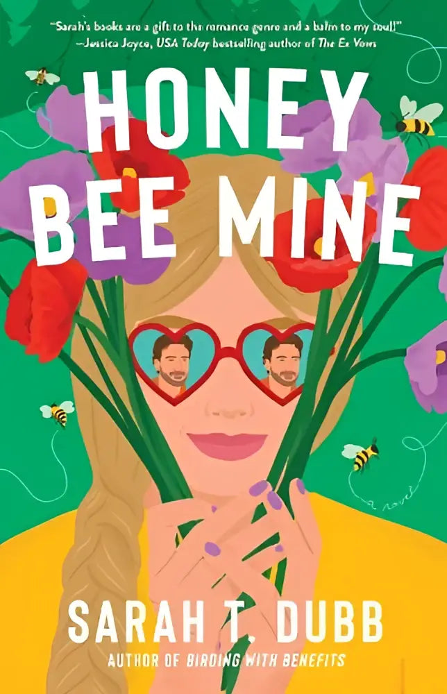 Boek cover van honey bee mine een roman met een vrouw in rode hartvormige glazen en paarse bloemen op groene achtergrond